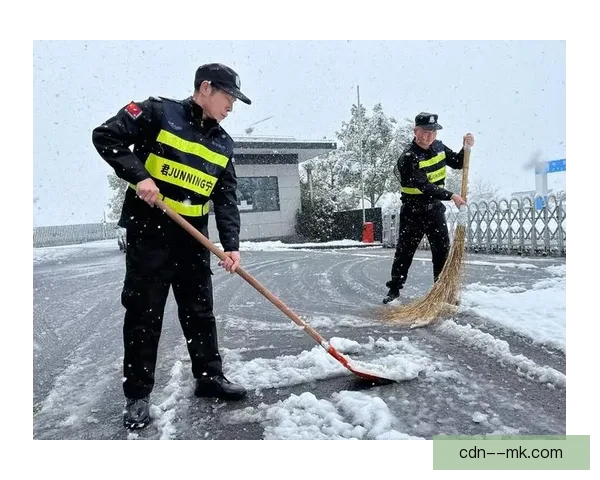 长春亚泰主场遇极端降雪紧急启动除雪保障比赛安全 长春亚泰主场遇极端降雪紧急启动除雪保障比赛安全